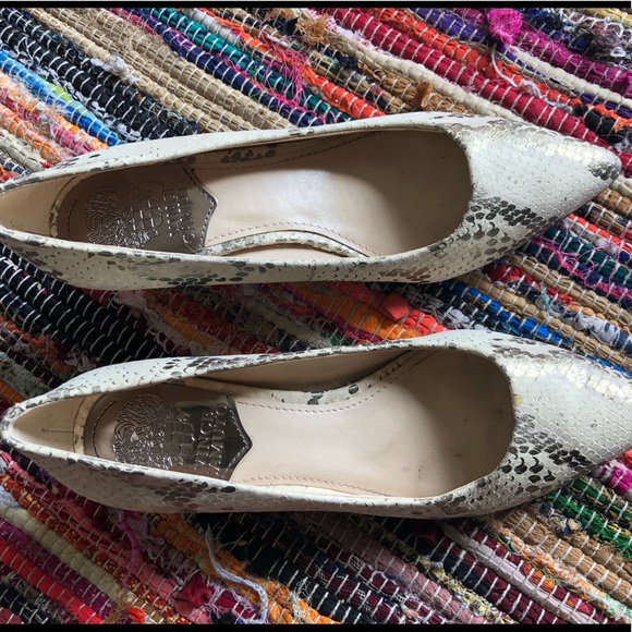 Vince Camuto snake print pointed heels size 7 - Picture 3 of 6
